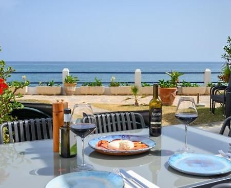 Newly Renovated 2 Bedroom Beachfront House Sitio de Calahonda Екстер'єр фото