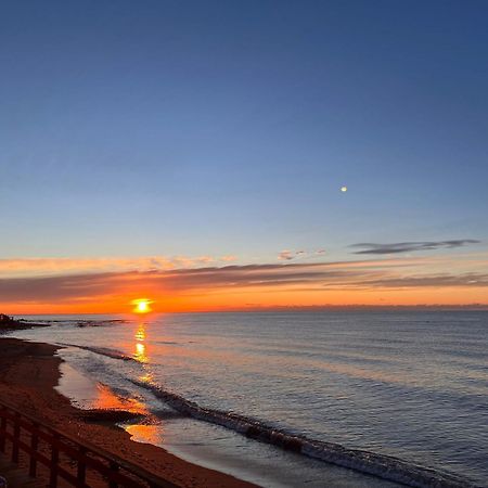 Newly Renovated 2 Bedroom Beachfront House Sitio de Calahonda Екстер'єр фото