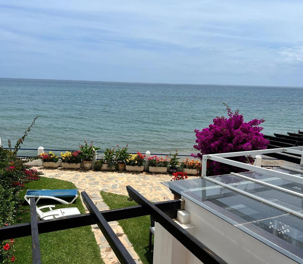 Newly Renovated 2 Bedroom Beachfront House Sitio de Calahonda Екстер'єр фото