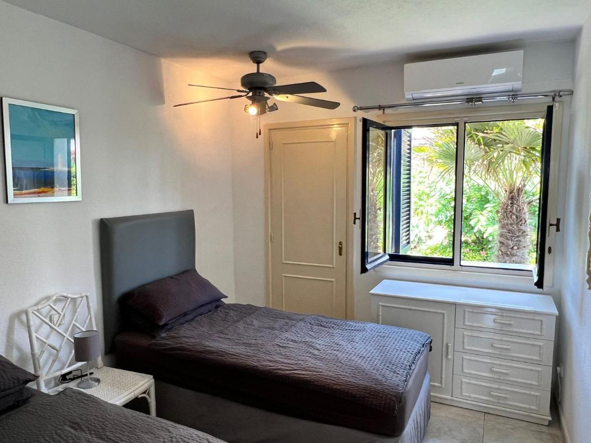 Newly Renovated 2 Bedroom Beachfront House Sitio de Calahonda Екстер'єр фото