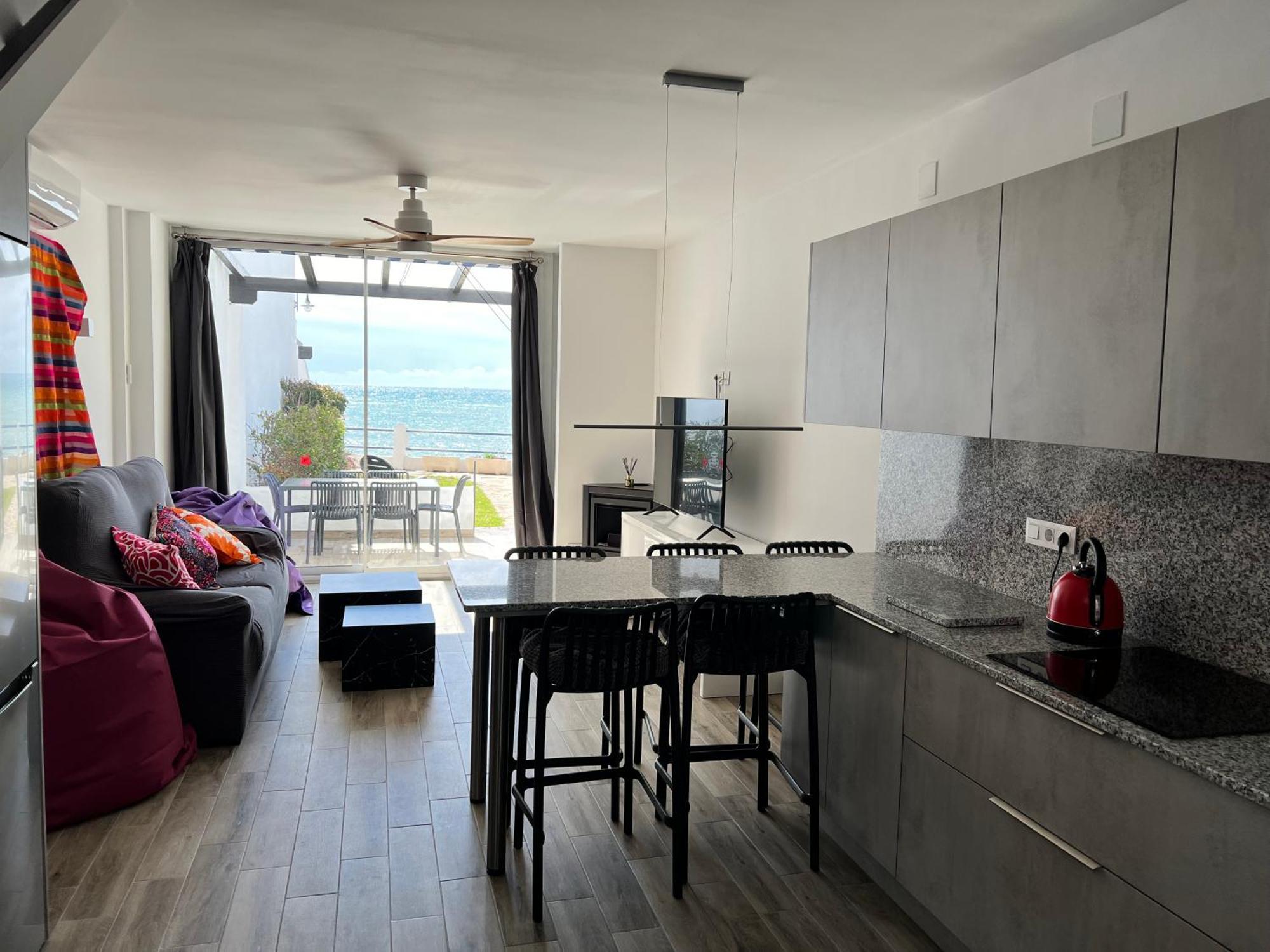 Newly Renovated 2 Bedroom Beachfront House Sitio de Calahonda Екстер'єр фото