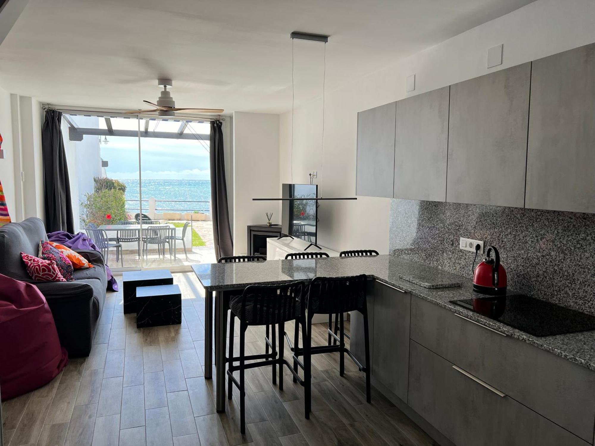 Newly Renovated 2 Bedroom Beachfront House Sitio de Calahonda Екстер'єр фото