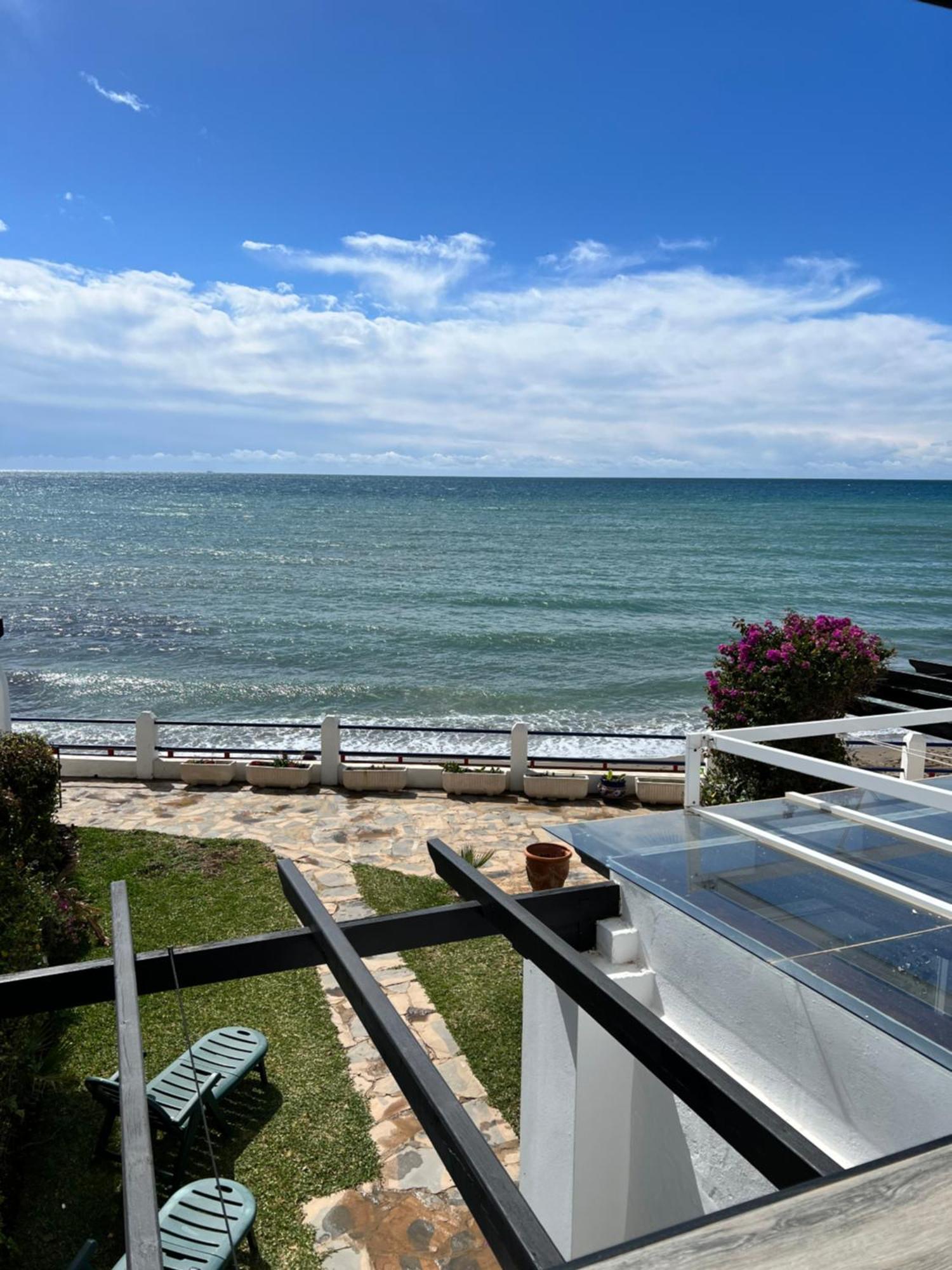 Newly Renovated 2 Bedroom Beachfront House Sitio de Calahonda Екстер'єр фото