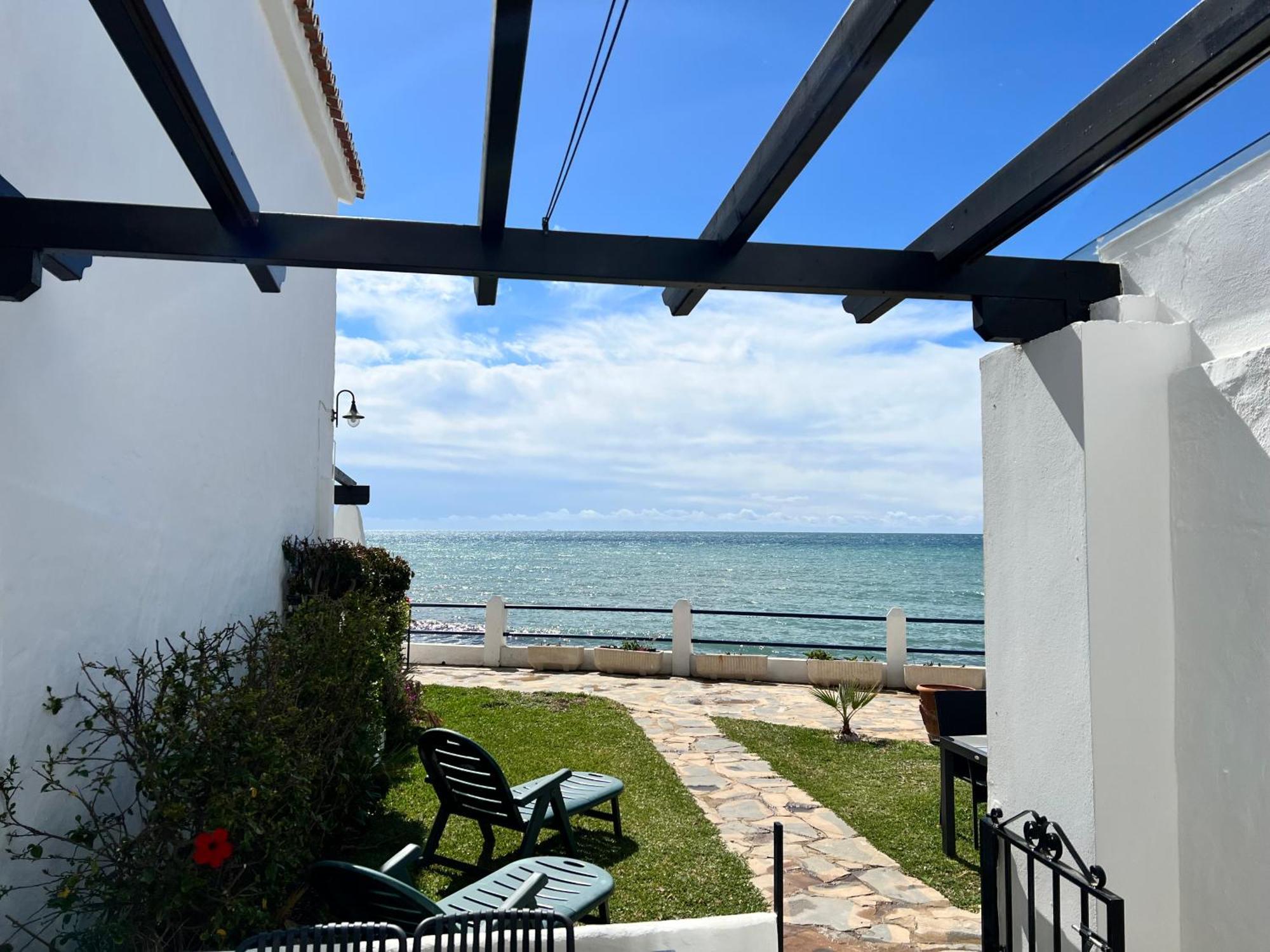 Newly Renovated 2 Bedroom Beachfront House Sitio de Calahonda Екстер'єр фото