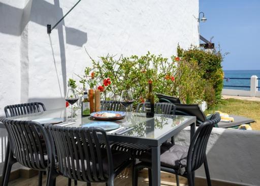 Newly Renovated 2 Bedroom Beachfront House Sitio de Calahonda Екстер'єр фото