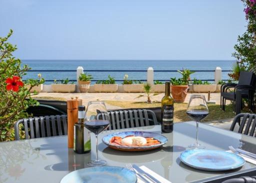 Newly Renovated 2 Bedroom Beachfront House Sitio de Calahonda Екстер'єр фото