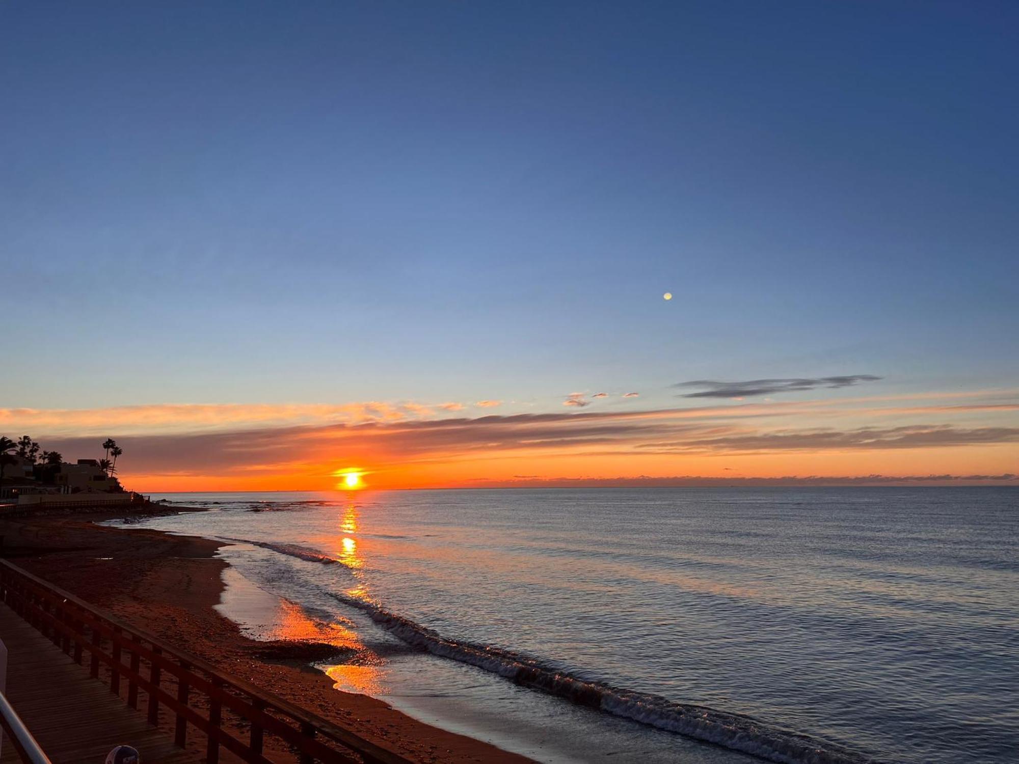 Newly Renovated 2 Bedroom Beachfront House Sitio de Calahonda Екстер'єр фото