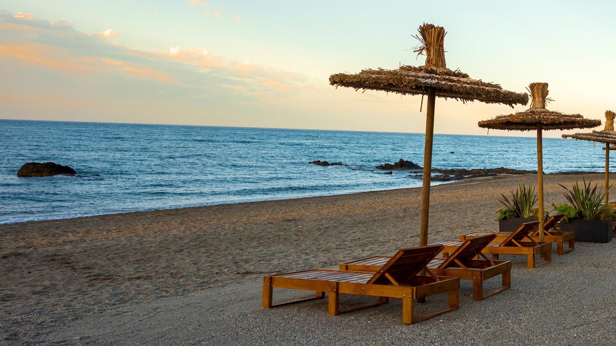 Newly Renovated 2 Bedroom Beachfront House Sitio de Calahonda Екстер'єр фото
